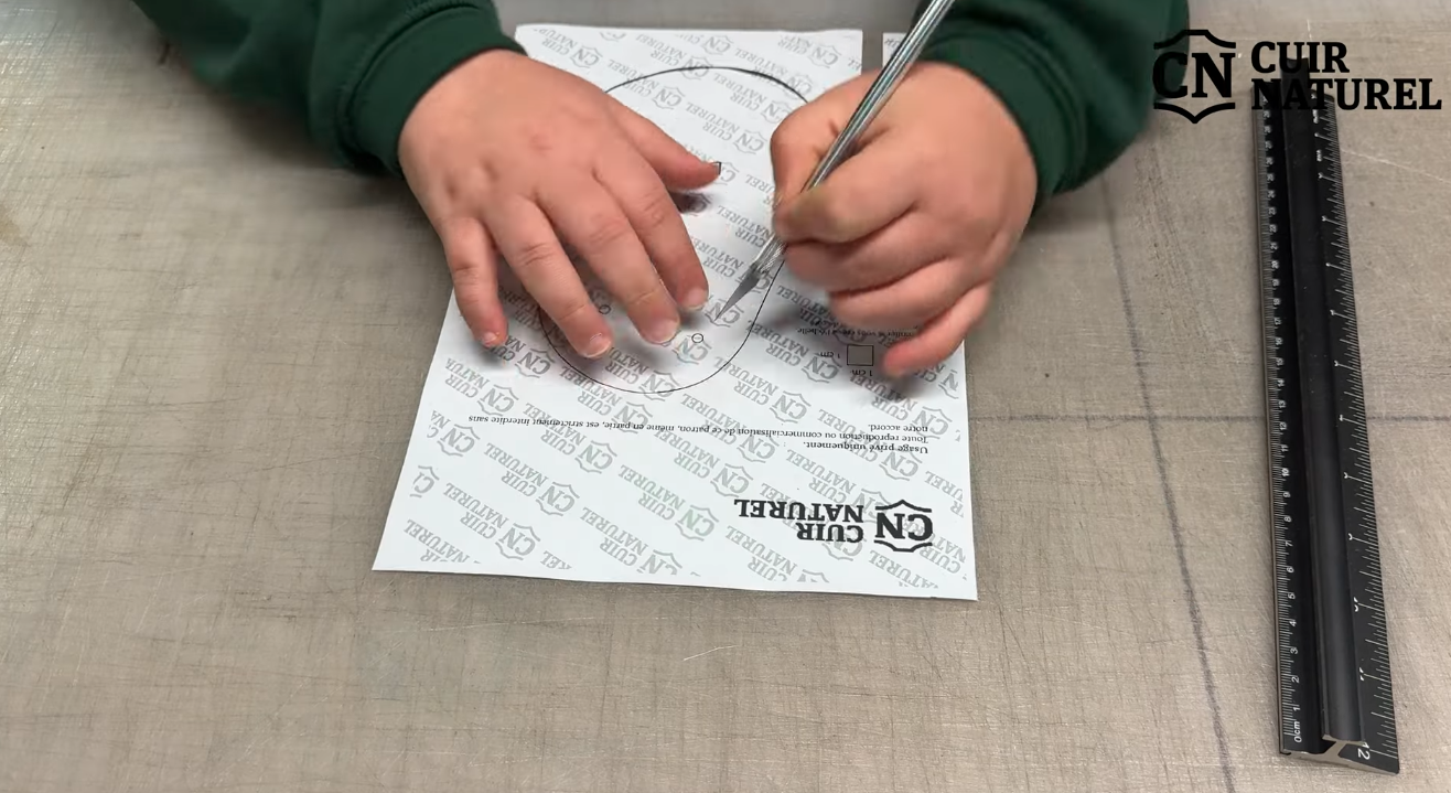 decoupe patron manique en cuir